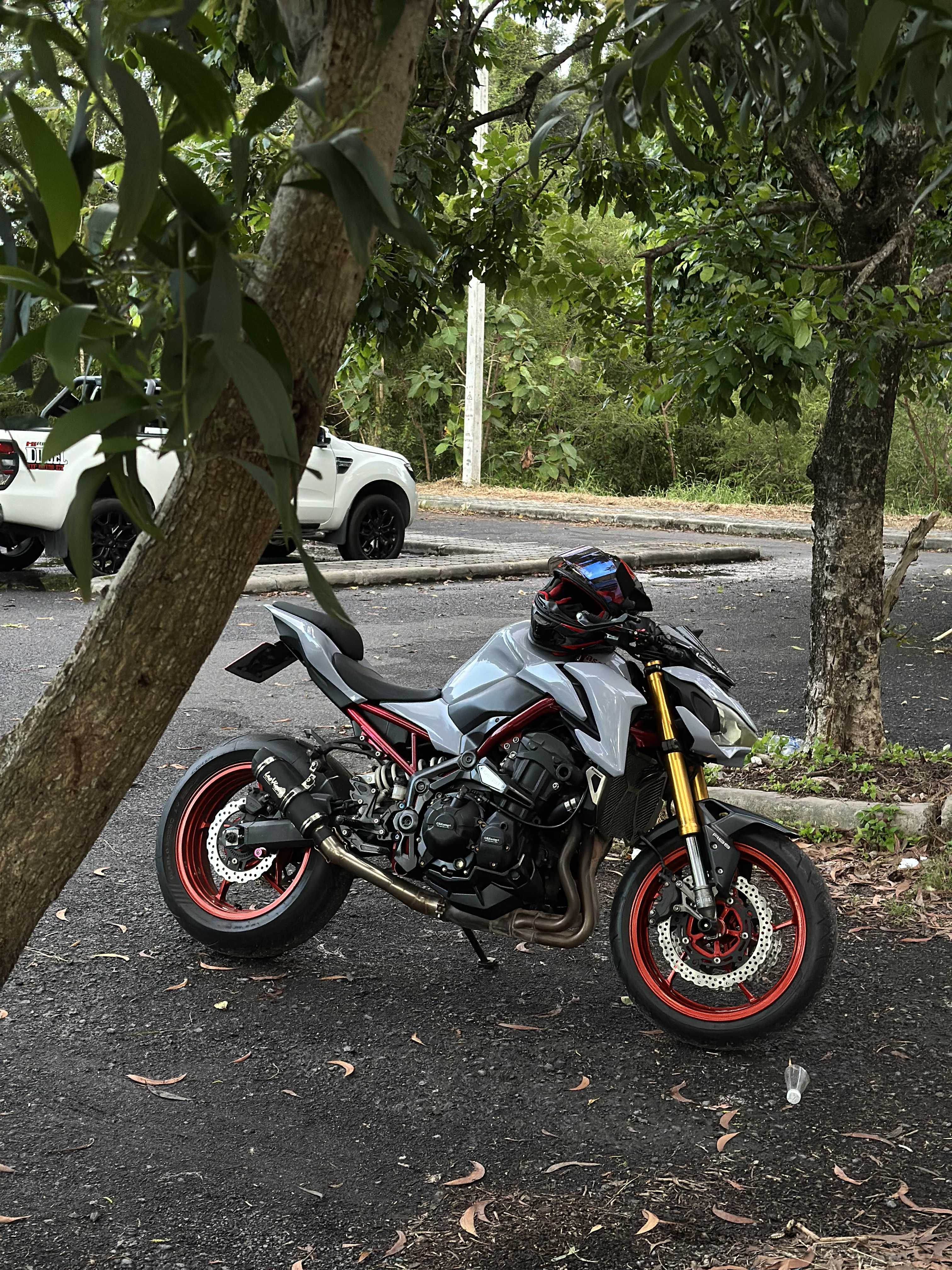 Right bike Kawasaki Z 2017 in Phuket