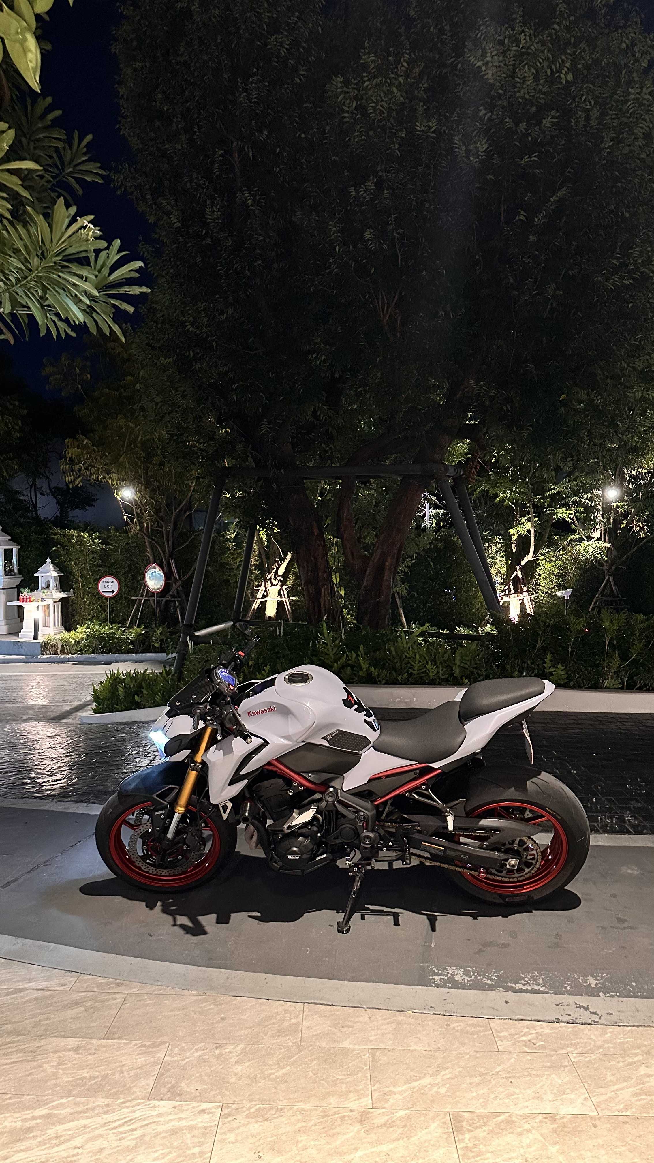 Left bike Kawasaki Z 2017 in Phuket